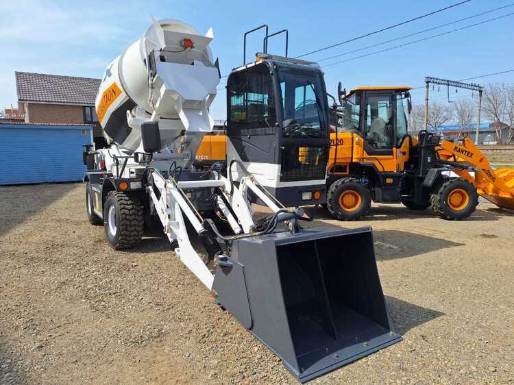 Самоходный бетоносмеситель Ynix QGMC3000